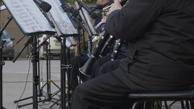 音乐的乐队玩双簧管户外男性音乐家玩音乐风仪器街性能户外音乐会声仪器乐队